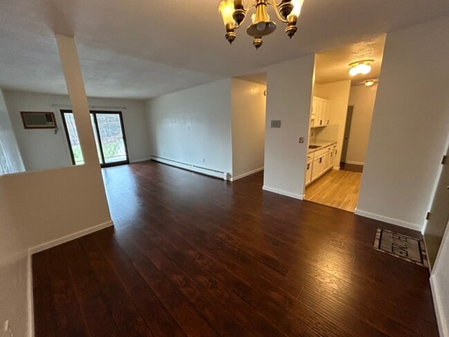 Building Photo - 2 Bedroom Condo For Rent