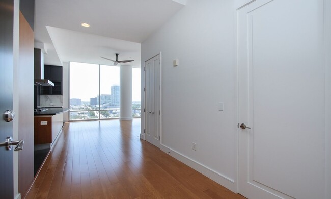Building Photo - Exquisite Luxury high-rise 2 bedroom, 2bat...