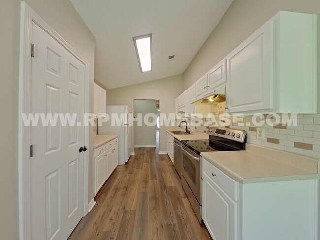 Building Photo - Newly Renovated Home Near Hurlburt Field A...