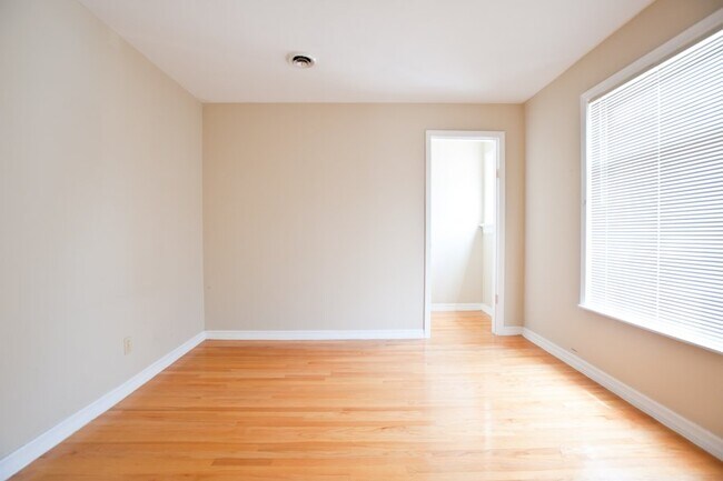 Foto del edificio - 2431 N Farwell Ave