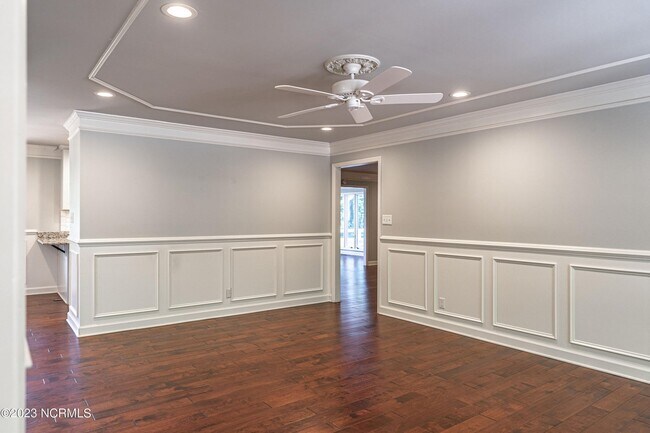 Building Photo - 4 Fairway Ln