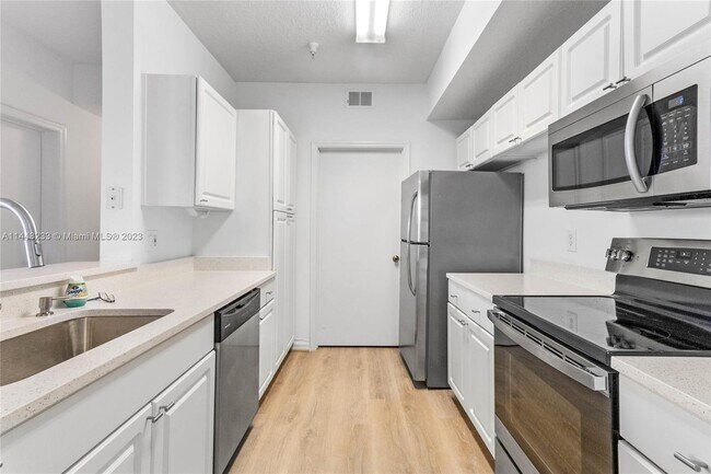 Foto del edificio - 5554 Metrowest Blvd