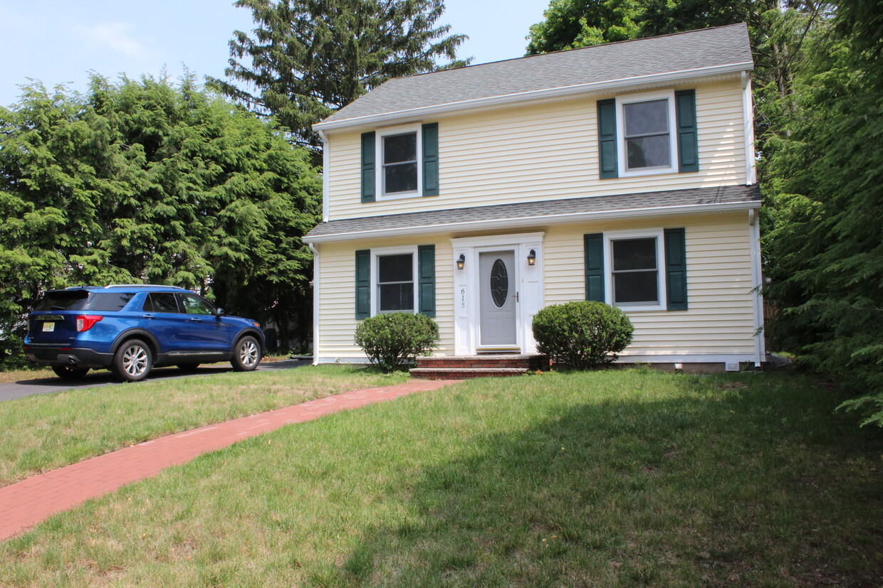 Foto principal - 615 Maxwell Pl