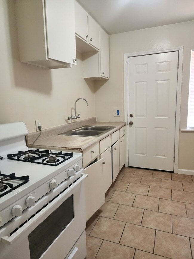 Building Photo - 1210 Oregon St