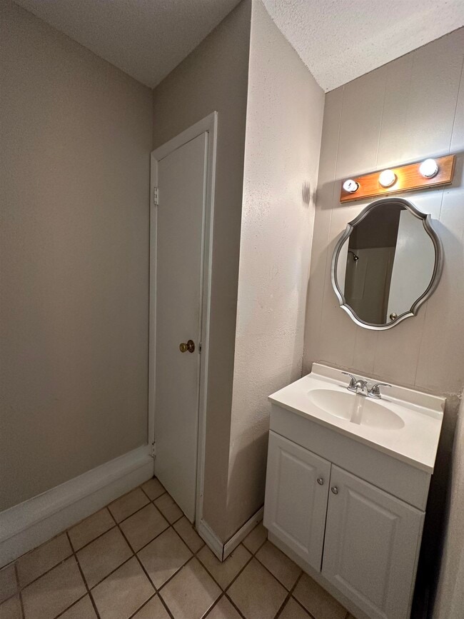 Building Photo - 4610 Retama Dr