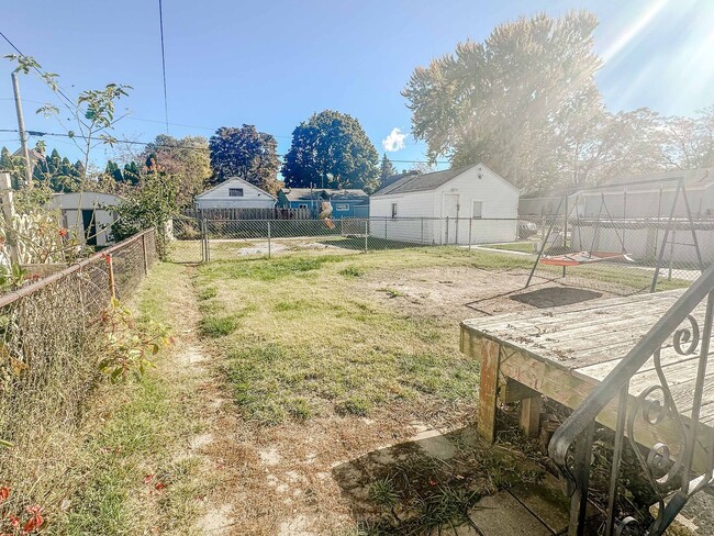 Building Photo - Three bedroom home available for move in. ...