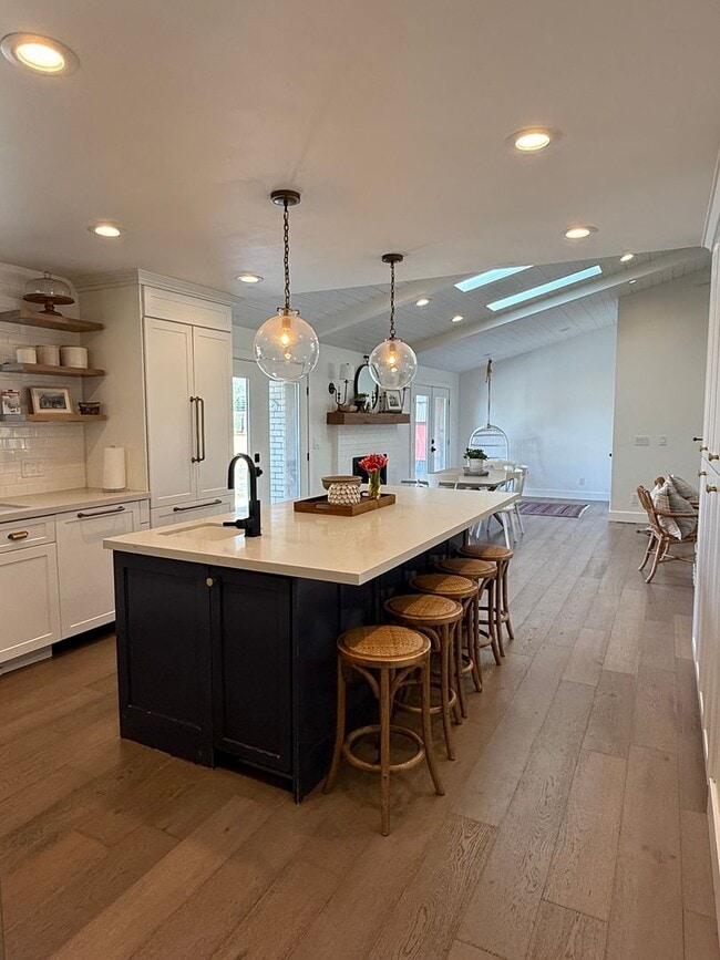 Building Photo - Comfortable 5 Bed / 4 Bath Home with Dual Kitchens & Garage