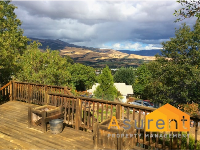 Building Photo - 3-Bedroom/2-Bathroom Home with Amazing Vie...