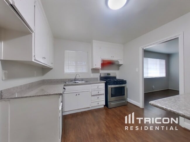 Building Photo - 325 Ladera Dr