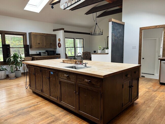 Building Photo - Modern Farmhouse on 6 Private Acres - Quie...