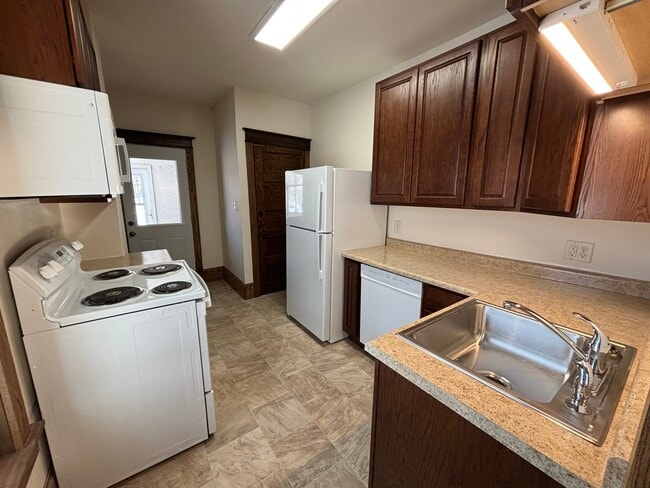 Direct access to coin-operated laundry in building. - 1001 S Barstow St