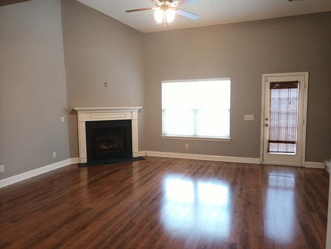 Living Rm/Gas Log Fireplace - 2626 Nashboro Blvd