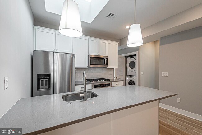 Building Photo - 713 S 51st St