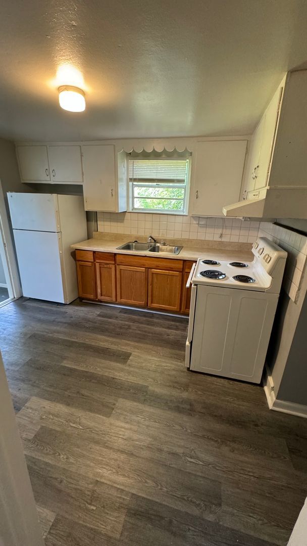 Building Photo - Cozy 2/1 For Rent! Ask About Our Move In S...