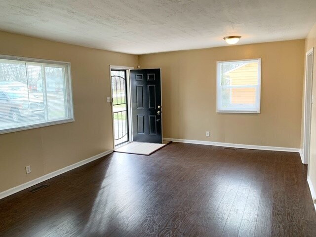 Foto del edificio - EAST SIDE 3BR RECENTLY UPDATED!