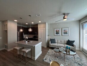 Building Photo - 425 El Rio St