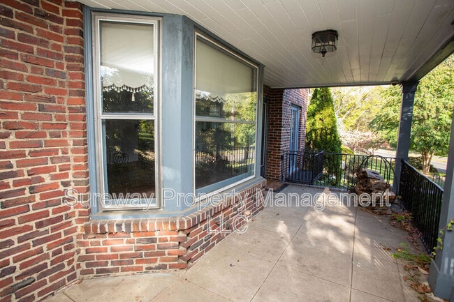 Foto del edificio - 319 N Newton Lake Dr