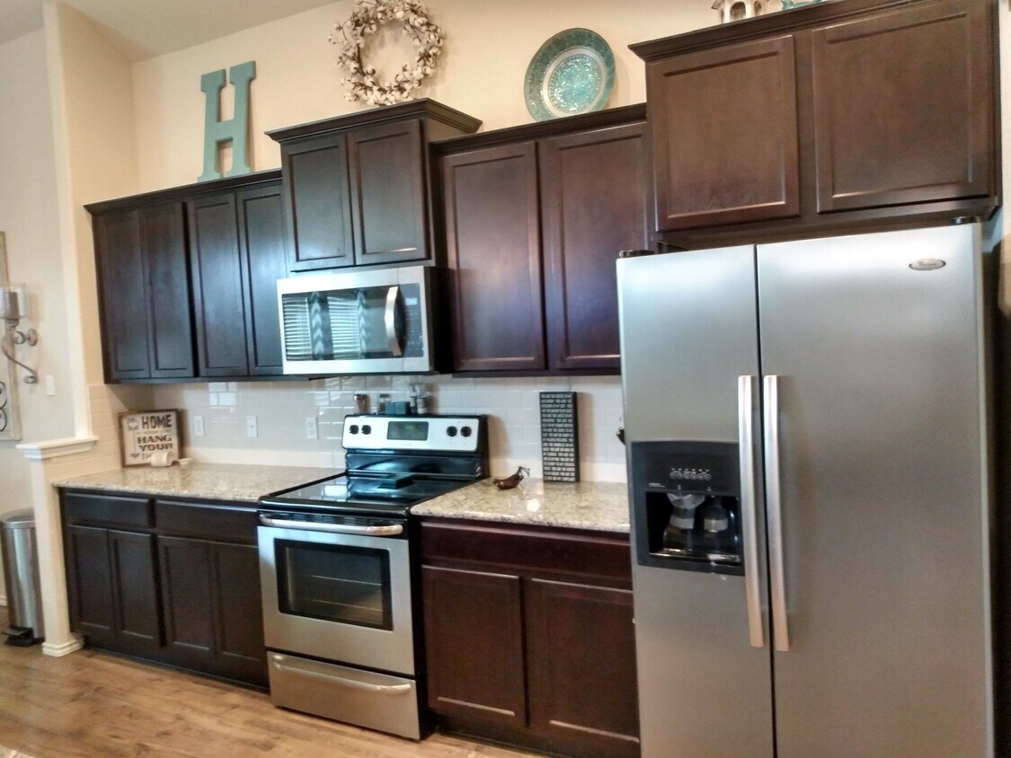 Building Photo - 1328 Blue Leaf Dr