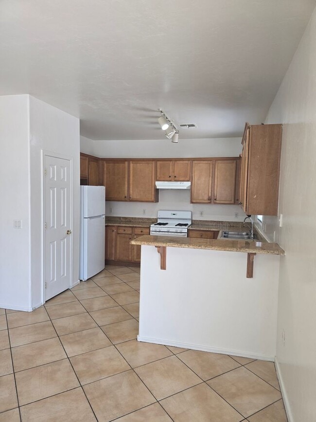 Foto del edificio - Large 4 bedroom home with Den - Corner lot...