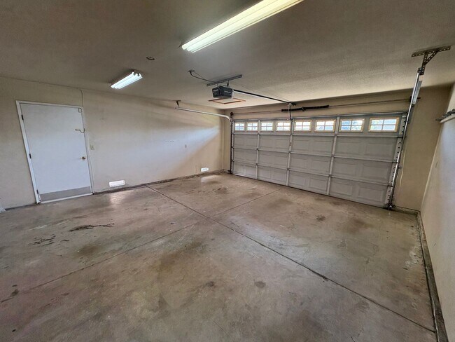 Building Photo - Spacious Tulare Home Available Now!