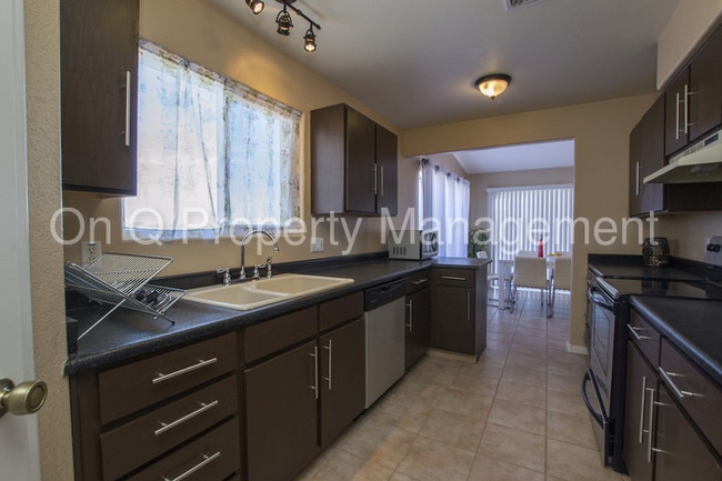 Building Photo - GREAT 2 Bed / 2 Bath in Phoenix!