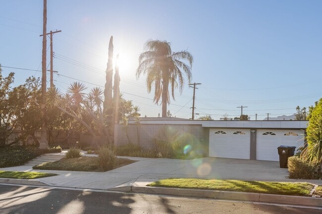 Foto del edificio - Stunning Mid-Century Modern 4 BR 3 BA with Bonus Room and Office