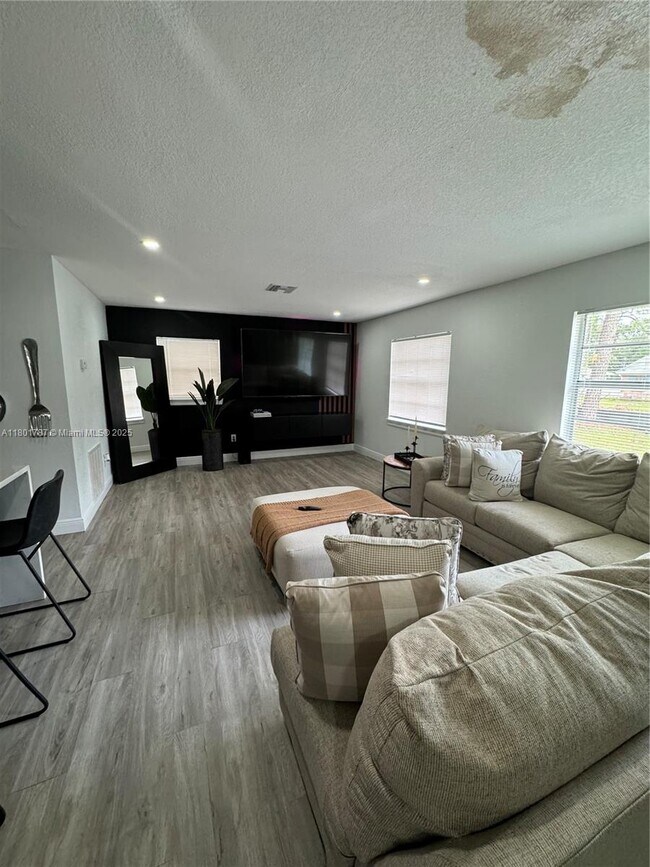 Foto del edificio - 6504 N Packwood Ave