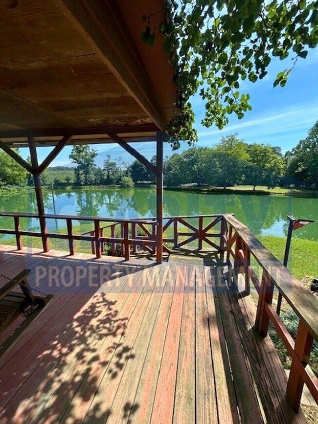 Foto del edificio - One bedroom cabin w/ private pond!