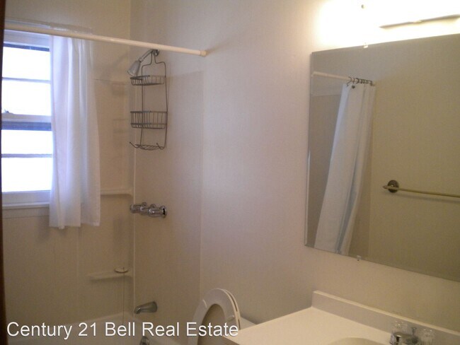 Building Photo - 3 br, 2 bath House - 2717 E 10th St