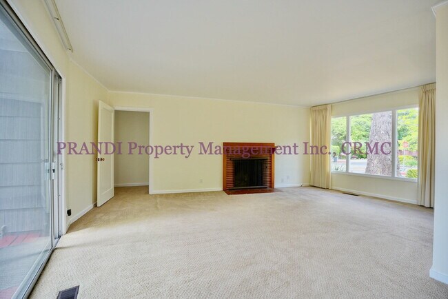Foto del edificio - San Anselmo Home On Corner Lot, Nearby Sch...