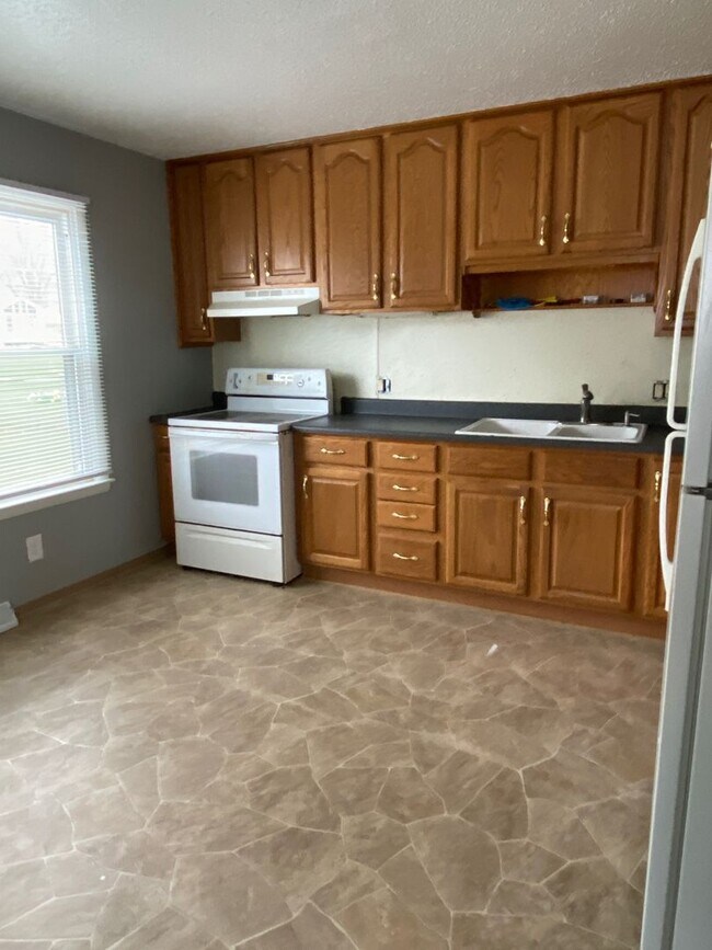 Building Photo - 3 Bedroom, 1 Bath with Double Stall Detach...