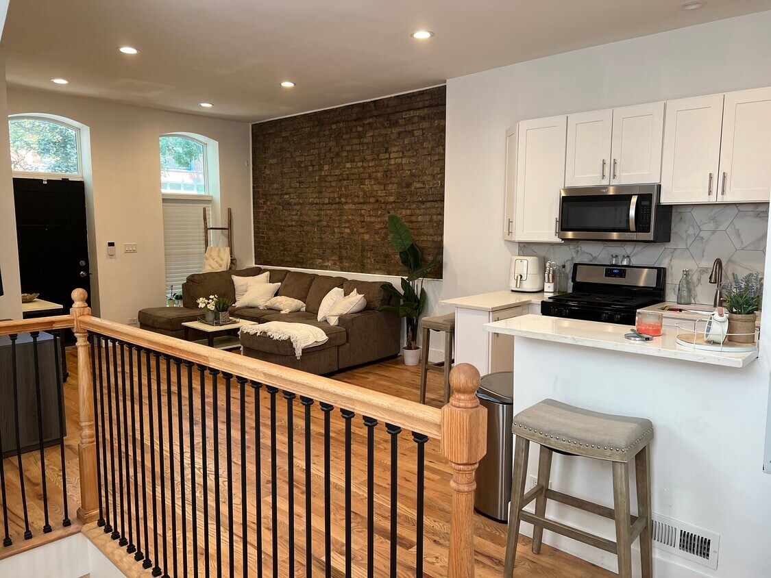 Living Room - 1401 N Mohawk St