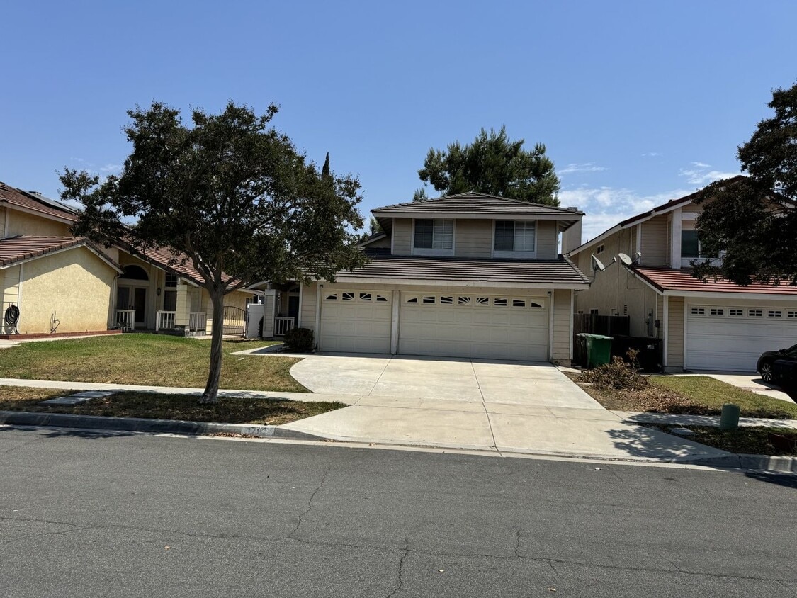 Primary Photo - 4 bed 3 full bath house with 3 car attache...