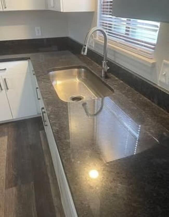 Building Photo - Newly Updated 2-Bedroom Apartment - Utilit...