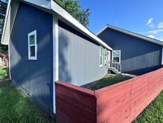 Building Photo - 119 Neyland St