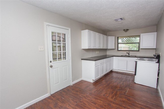 Building Photo - 4211 Ebbtide Dr