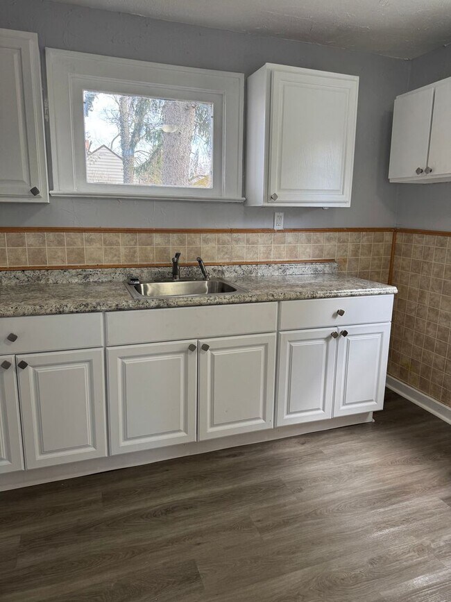 Building Photo - 3bd Single Maple Heights Section 8