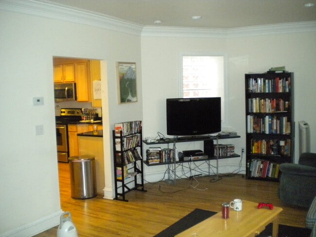 Building Photo - 5 Bedroom House in the Southside Flats!  Central Air. Washer and Dryer on Main Floor. Private Patio.