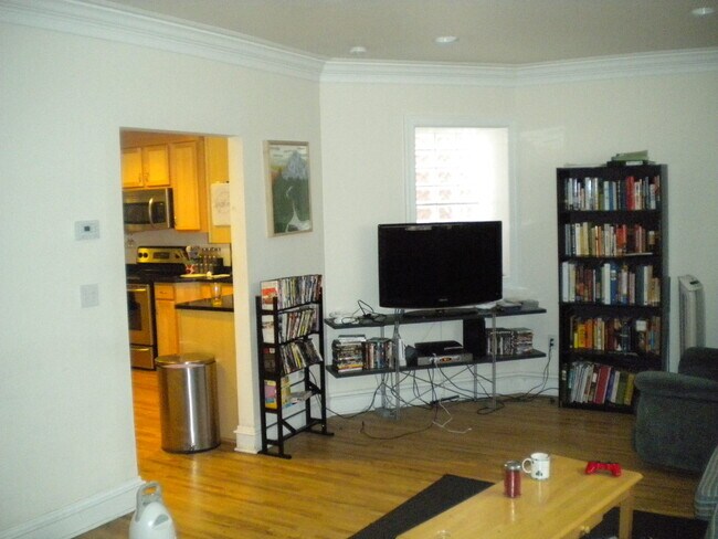 Foto del edificio - 5 Bedroom House in the Southside Flats!  Central Air. Washer and Dryer on Main Floor. Private Patio.