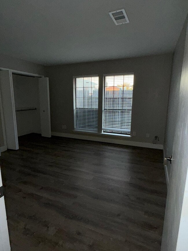 Building Photo - 211 Shrum Ct