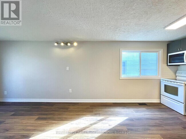 Building Photo - 2081 Snow Crescent