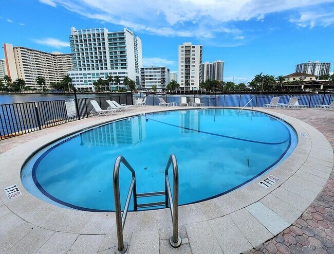 Foto del edificio - Charming 1-Bedroom Apartment Near Intracoa...
