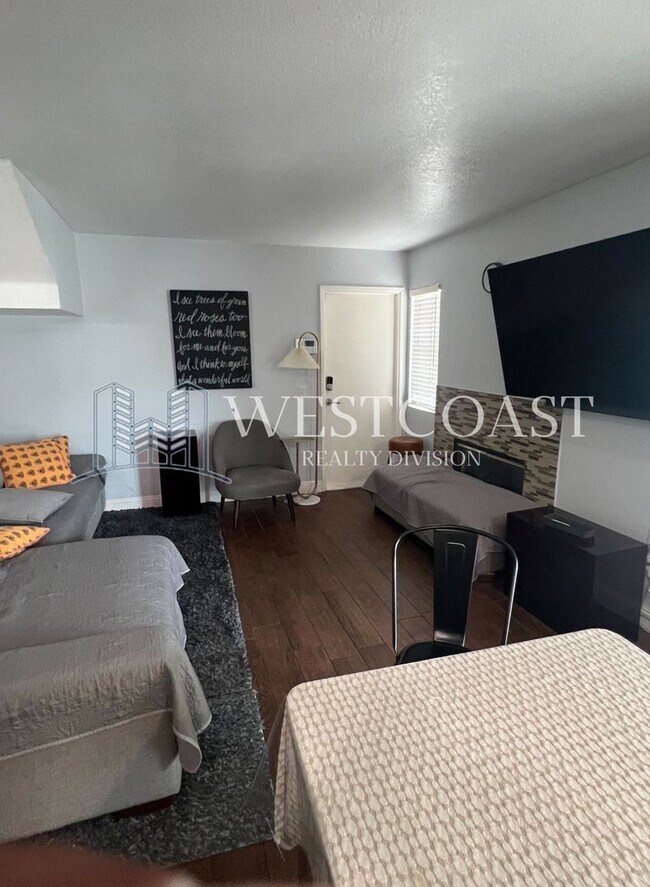 Building Photo - Charming 3-Bedroom Home with Spacious Back...
