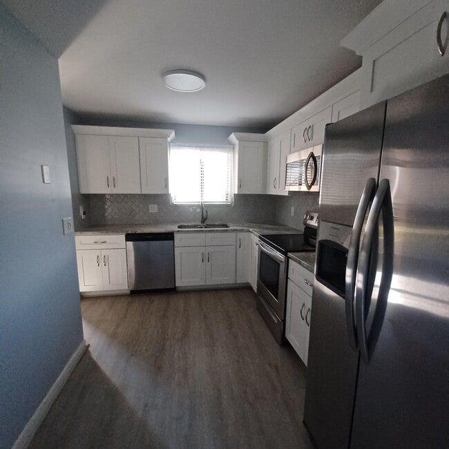 Foto del edificio - 4820 Lucerne Lakes Blvd W