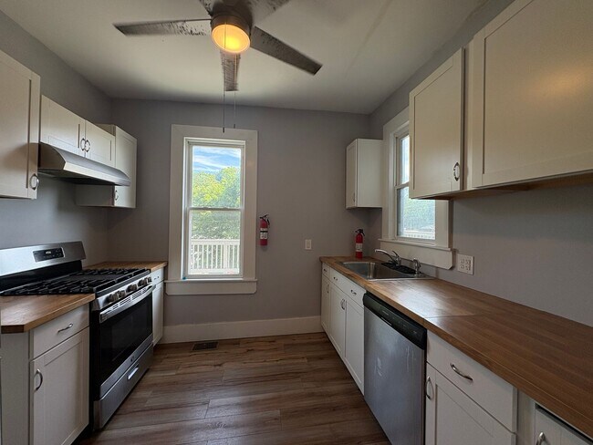 Foto del edificio - HUGE 5 Bedroom/3.5 Bath House in Avalon!