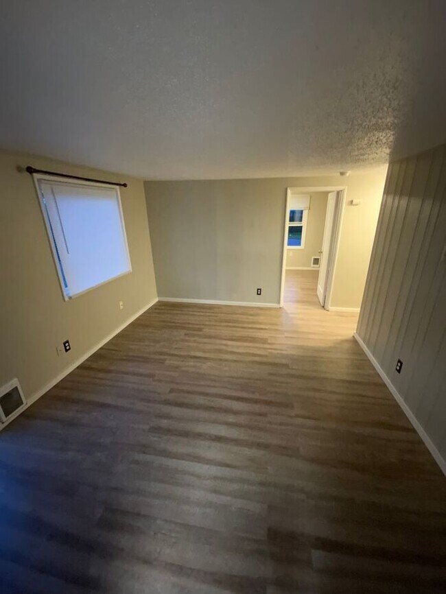 Building Photo - AVAILABLE NOW!! South Tacoma 1bdr DUPLEX w...