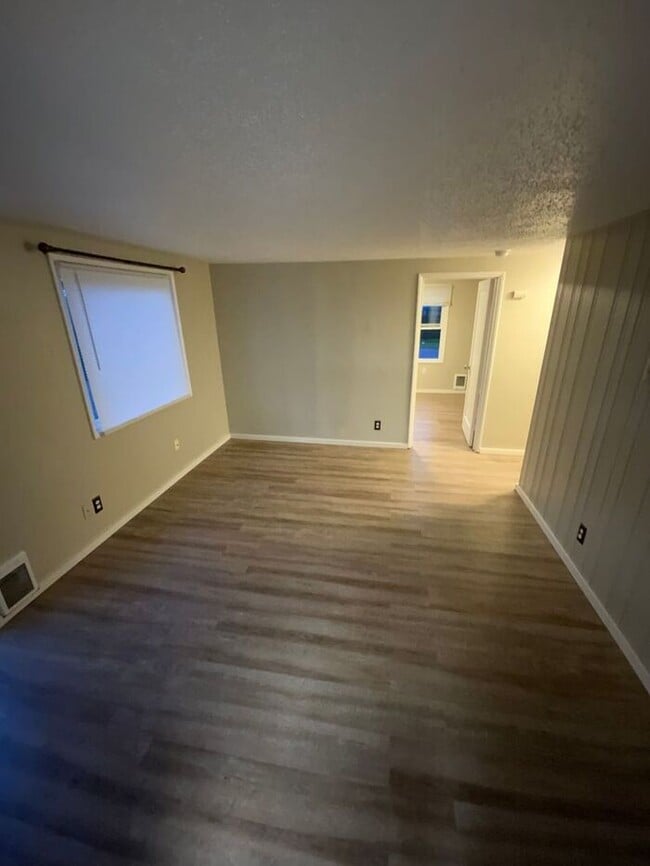 Building Photo - NOVEMBER FREEE South Tacoma 1bdr w/ separt...