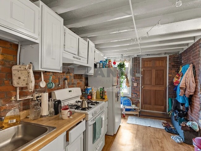 Building Photo - 35 Bowen St