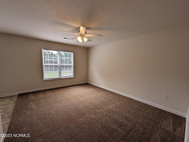 Foto del edificio - 6010 Larson Pl