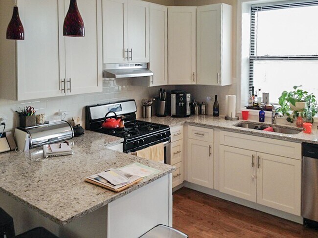 Foto del edificio - 1819 W Leland Ave